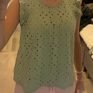 säljer en fin blus  - en väldigt fin blus, den är i bra skick. jag säljer den pågrund av att den inte kommer till användning hos mig längre  💕 köparen står för frakten 💕