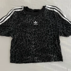 Adidas crop top  - Använd adidas crop top i fint skick 