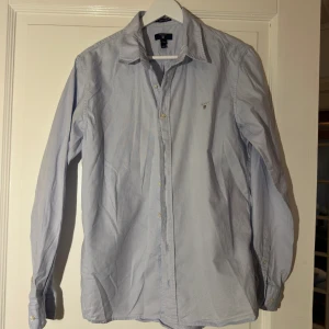 Gant skjorta  - En ljusblå gant skjorta i stl 176 16År! Som ny helt utan några märken av användning! 