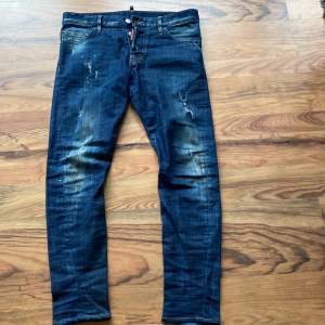 Dsq2 jeans stl 46(30-31) i vanlig jeans modell. Nypris 4600kr mitt pris:1500kr Priset kan diskuteras vid snabb äffär. Skick på varan är inte mindre en 9/10