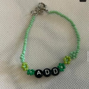 Blomarmband  - Blomarmband som är gjorda av små små pärlor  Frakt tillkommer 