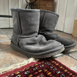 Uggs  - Uggs som är ett år gamla och som bara har legat i skolådan