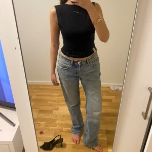 Zara lowrise  jeans - Säljer mina snygga boyfriend low rise jeans från zara. Passar så bra med alla toppar och stil. Sjukt stiliga med klackar och sneakers. Nypris: 459 kr