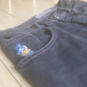 Polar 93 jeans - Polar 93 denim i en mörkblå färg med lila sömmar. De är klippta ca 3 cm in i benens insida vid foten. Midja tvärs över: 40cm | Innerbenslängd: 69cm | Ytterbenslängd: 100cm | Ställ gärna frågor! Pris kan diskuteras 😁