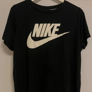Nike tröja - Nike tröja, svart, vit logga, storlek L. Träningströja, bra skick. Köparen står för frakt.