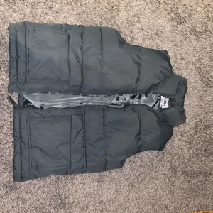 Väst - Vanlig väst bara. Möts bara upp (stockholm)