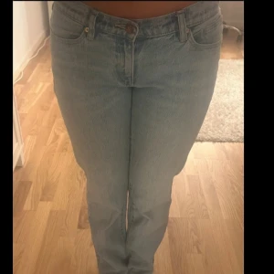 Abrand jeans  - Blå lågmidjade abrand jeans. Nypris 1000kr, säljer då dom inte används. 