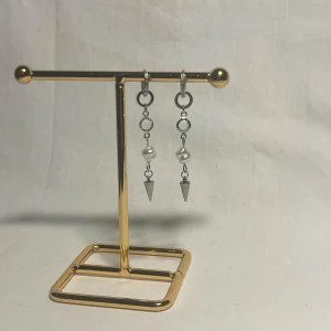 Örhängen  - Super fina örhängen! Köp för 99kr/st Eller 185kr/paret. Modell 118. Smyckes ställningen finns även att köpa för 299kr!