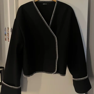 Blanket stitch jacket - Svart kofta/jacka från Gina Tricot i princip nyskick!💕 Storlek S