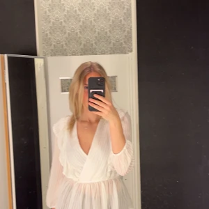 Vit blus från only - Använd Max 3 gånger, vit, tre kvarts ärmar väldigt v ringad! 