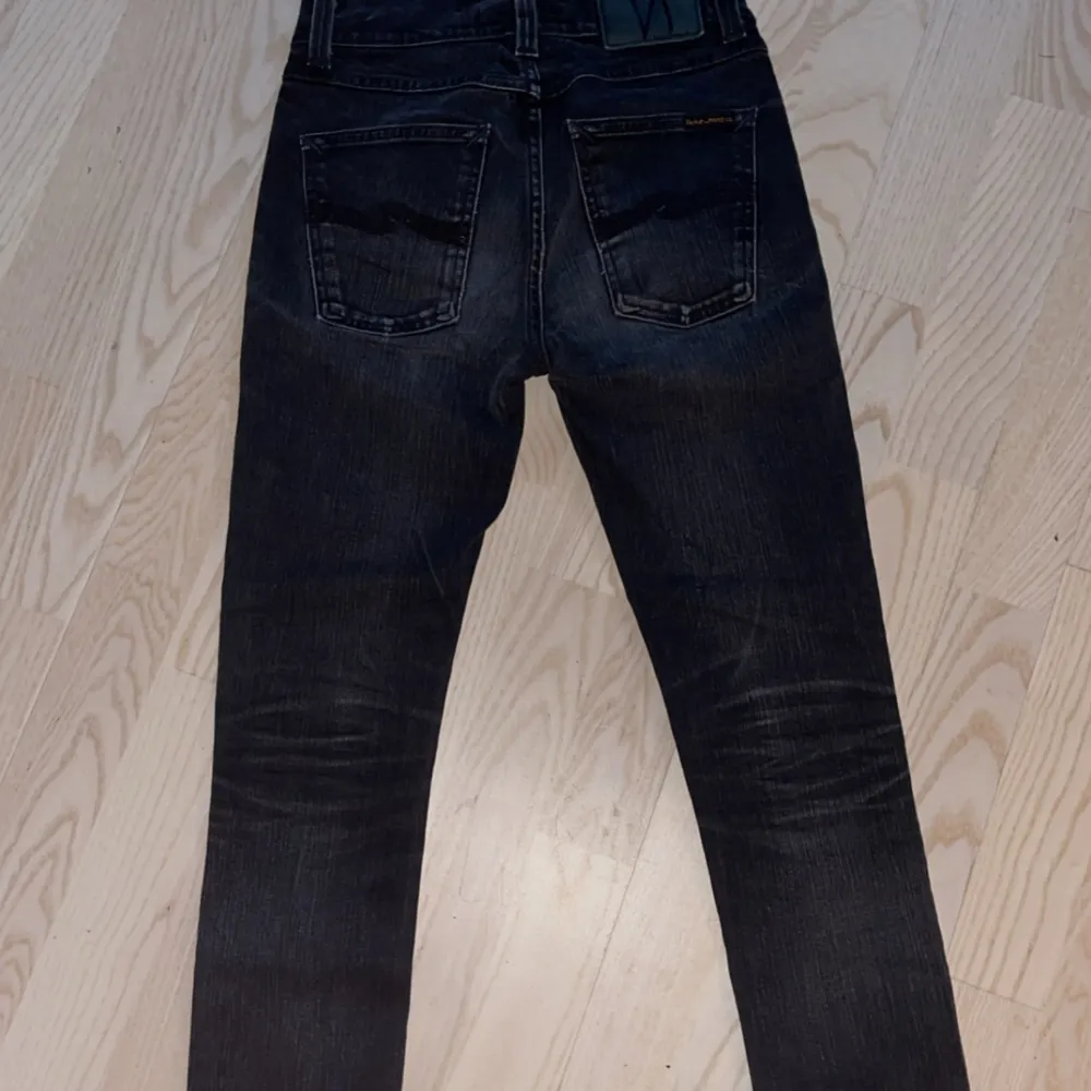 Säljer ett par svarta jeans från Nudie Jeans i mycket bra skick och storlek 26/30. Det är i modellen Lean Dean som ska motsvara slim fit. De har en klassisk femficksdesign och en snygg tvättad look. Perfekta för både vardag och fest! Pris kan diskuteras vid snabb affär.. Jeans & Byxor.