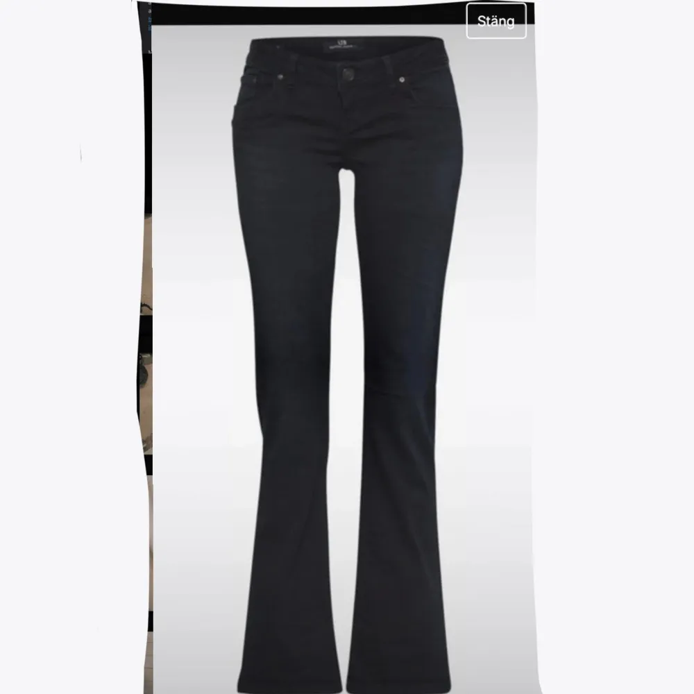 Snygga low waist bootcut jeans i mörkblå tvätt från ltb. De är uppsprättade längst ned så de är längre och lägger sig perfekt över skorna och snygg detalj. Storlek w27 L32 . Jeans & Byxor.