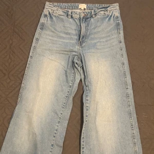 Blå jeans från Vintage Stories - Säljer ett par snygga blå jeans från Vintage Stories i storlek 38. De har en klassisk femficksdesign och är i mycket bra skick. Perfekta för en avslappnad vardagslook!