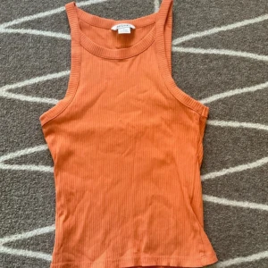 Topp från monki  - Orange topp i storlek S