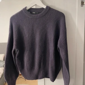 Stickad tröja  - Mörklila stickad ifrån bikbok. Storlek M men tycker den funkar för mig som brukar ha S också💜 använd men bra skick