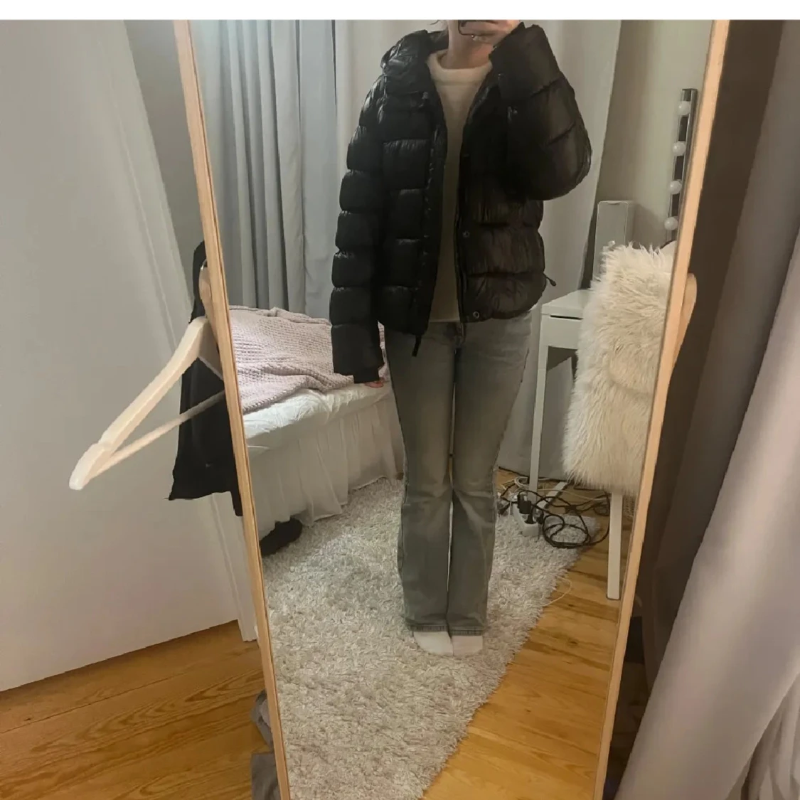 svart pufferjacka med huva