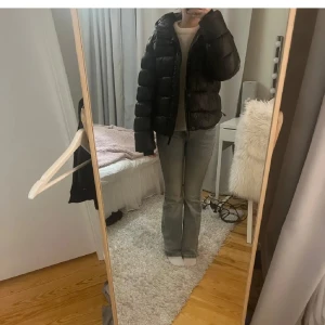 svart pufferjacka med huva - Säljer en snygg svart pufferjacka i mycket bra skick. Den är perfekt för kalla dagar och har en dragkedja framtill. Jackan är långärmad och har en normal passform. Perfekt för både höst och vinter!