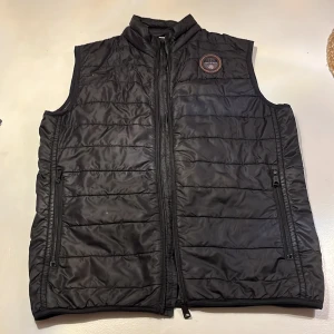 Napajiri väst - Superfin napajiri väst i storlek 12 år /152cm men passar lika bra till mindre. Superfint skick. Nypris ca 1000