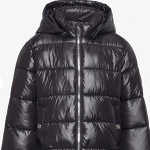 Glansig vinter jacka  - Slutsåld i många storlekar, jättefint skick, storlek 164. Kom privat för funderingar🙏🏼