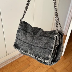 Axelväska Zara - Snygg axelväska i denim-material. Fin modell som passar till allt!💗