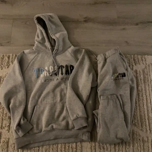 Trapstar grå Tracksuit L/XL - Säljer min oanvända trapstar Tracksuit (grå) storlek XL men funkar även bra för L. 