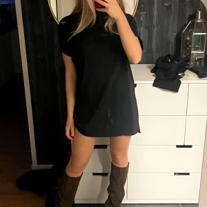 Svart klänning - Svart t-shirtklänning från weekday i nyskick💕 plisserad(se sista bilden) kan kläs upp och ner💕