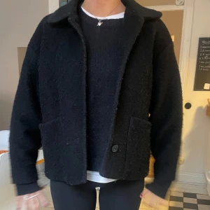 Svart ulljacka -  snygg svart ulljacka / kappa från Monki för några år sen.  perfekt för höst och vinter. Storlek S 