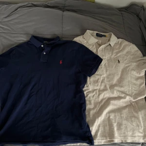 Ralph Lauren pike - 2 st piké från Ralph lauren. Köptes i somras men har används kanske max 3 gånger sedan bara legat i garderoben. Behöver bara strykas annars är dom som nya. 