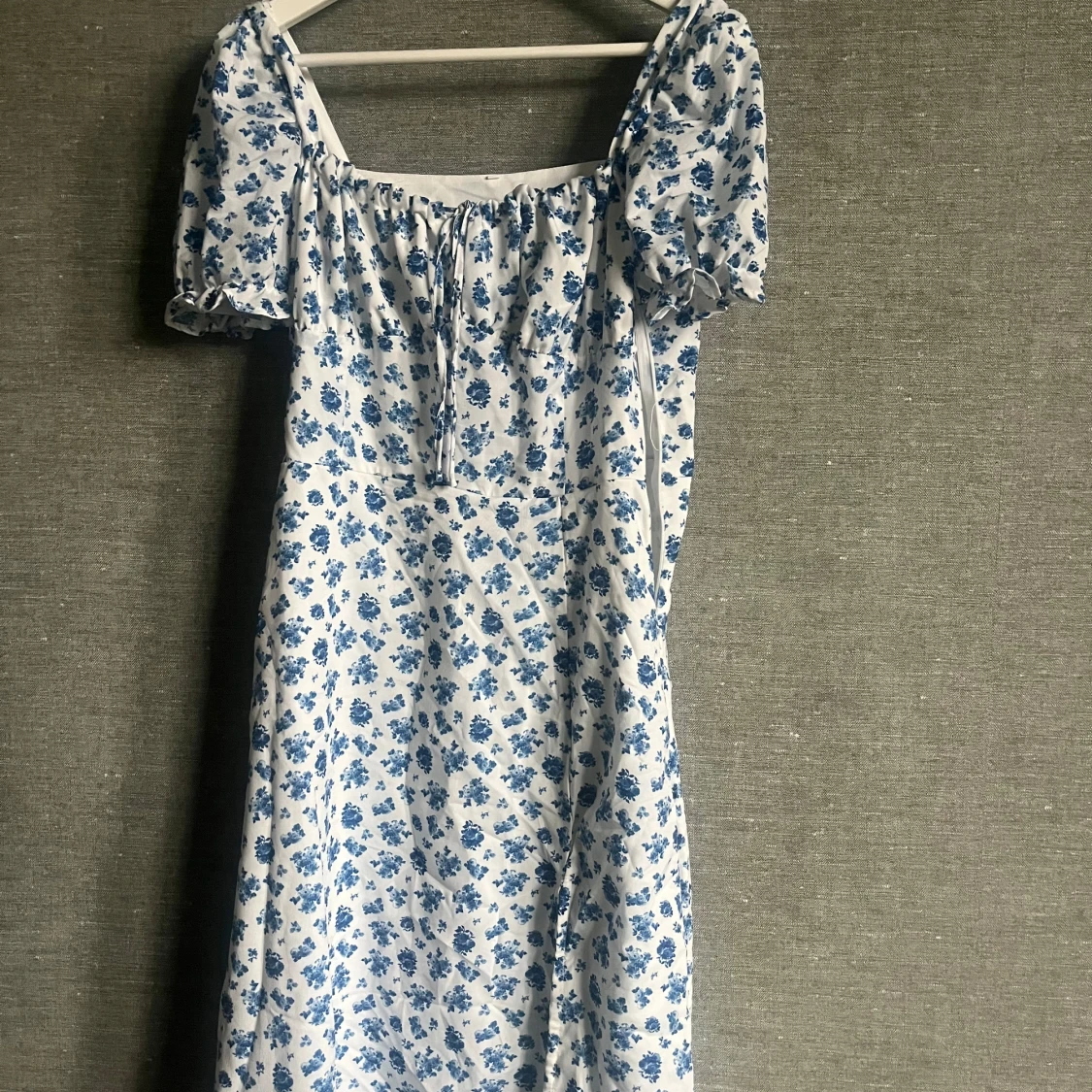 Blommig klänning i blått och vitt