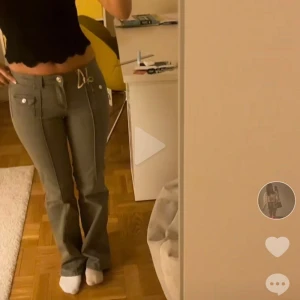 Hm gröna jeans  - Säljer hm populära gröna jeans i storlek 36, sitter perfekt på mig som är 164 och är storlek 36 i jeans. Dom är stretchiga vid midjan så det sitter inte tight utan perfekt. Inga fickor där bak. Säljer pågrund av att den inte kommer till användning, använt 3-4 gånger.