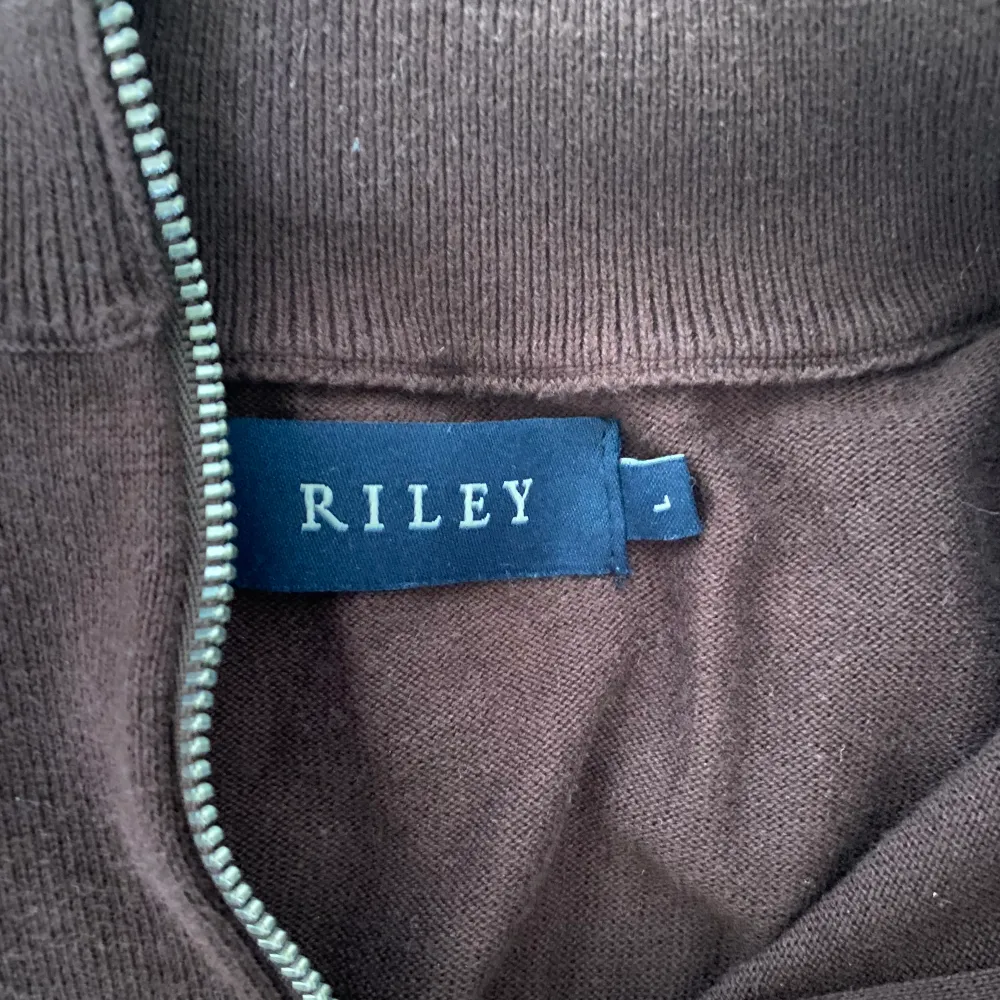 En stilren half-zip tröja i märket Riley. Storleken på tröjan är L men sitter mer som S/M. Personen på bilden är ca 180 cm lång. Tröjan är i ett okej skick, därav lågt pris. Färgen på tröjan är en brun/vinröd. Vid minsta fundering ställ frågor! . Tröjor & Koftor.