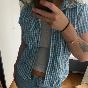 Skjorta från North face - En blå/vit rutig skjorta från North Face, storleken är Medium men skulle säga medium/small. Bra skick💙