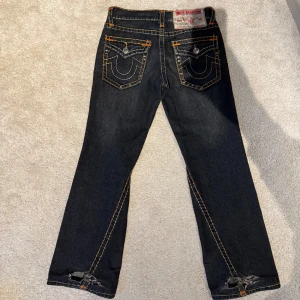 TrueReligion - Säljer mina feta trueys då jag vill köpa nya. Det är som nya bara att de har hål vi hälen men syns inte på. De passar någon. Som är 180 ish. Skriv för mer bilder och priset kan diskuteras 