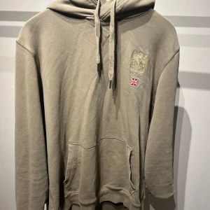 Beige hoodie från Morris - Säljer en snygg beige hoodie från Morris i storlek XL men sitter som L. pris kan diskuteras vid snabb affär