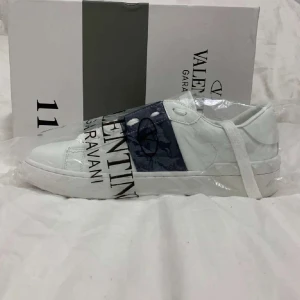 Valentino - Valentino skor belt nya vita och avatar kommer mee påse och låda