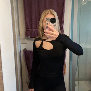 Svart Festtopp  - Svart festtopp från BikBok🖤 Använd fåtal gånger så är i gott skick🫶🏻 Hör av er för fler bilder och frågor🫶🏻