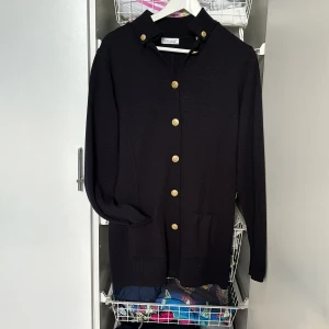 Marin kofta Stenströms - Säljer en stilren marin kofta från Stenströms i storlek M. Den har snygga guldknappar framtill och två praktiska fickor. Perfekt för både vardag och fest! 🖤