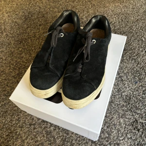 Eytys doja suede black - Säljer dessa då de inte kommer till användning längre. Lite smutsiga som man kan se på bilderna men utöver det är de i fint skick. Originalpris 2000kr, skickas i originalbox 🌺vita snören medkommer! 