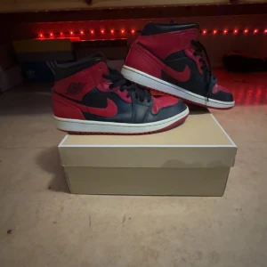 Jordan one  - Självklart, här är ett förslag:  “Äkta Jordan One i perfekt skick! Nypris 1500 kr, men jag säljer dem för endast 500 kr. En grym chans att få kvalitet till ett bra pris – dock utan originalkartong. Passa på!”