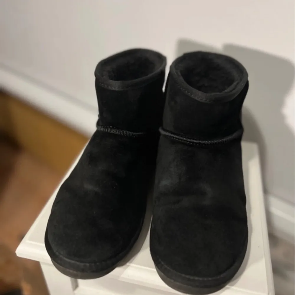 Säljer ett par svarta boots i mjuk mocka. De är perfekta för kyliga dagar och har en bekväm passform. Skorna är i mycket bra skick och har en stilren design som passar till det mesta. Perfekta för höst och vinter!. Skor.