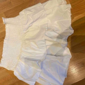 Kjol - Vit kjol, använd i bra skick!