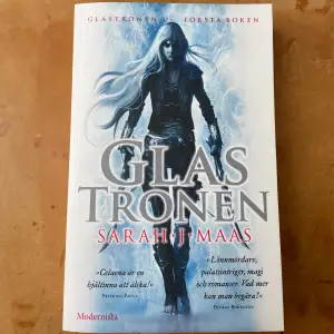 Glastronen/ Throne off glass, skriven av Sarah J. Maas. Nyskick, säljer för att det inte blir av att jag läser den.<3