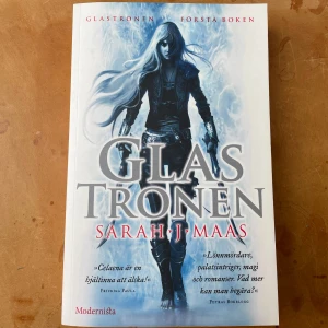 Glastronen - Glastronen/ Throne off glass, skriven av Sarah J. Maas. Nyskick, säljer för att det inte blir av att jag läser den.<3