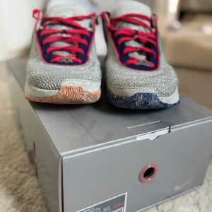 Nike Lebron 20 basketskor - Nike Lebron 20 jätte sköna och extremt bra grepp. dessa är överallt en väldigt bra val om du ska köpa basketskor. använda i några månader men blev för små. strlk 45