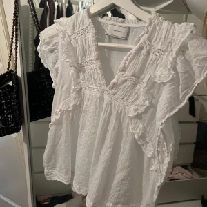 Vit blus från Neo Noir - Säljer en superfin vit blus från Neo Noir. Den är i väldigt bra skick, säljer för den används för lite 💕