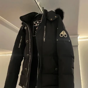 Moose jacka, vinterjacka  - Säljer moose jacka perfekt för vintern. Använt förra vintern och den är jättevarm. Säljer för att jag har en ny jacka. Fick den i julklapp år 2022. 