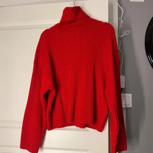 Stickad polo tröja  - Bra skick, ganska så använd 