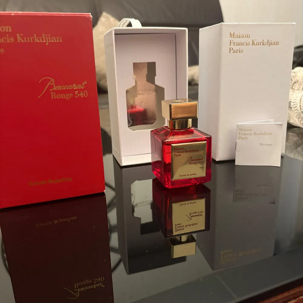 Säljer en unisex parfym Maison Francis baccarat rouge 540 extrait. Den är bara sprejad 5- 10 gånger. Kvitto finns och priset kan diskuteras. Va inte rädda att ställa frågor!. Parfym.