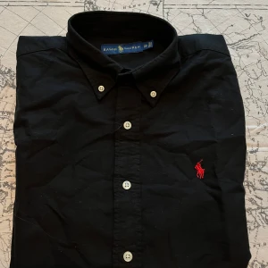 Ralph louren skjorta - 10/10 skick helt ny säljer den för den va för stor för mig storlek xs men den är lite stor i storleken så skulle säga S-M