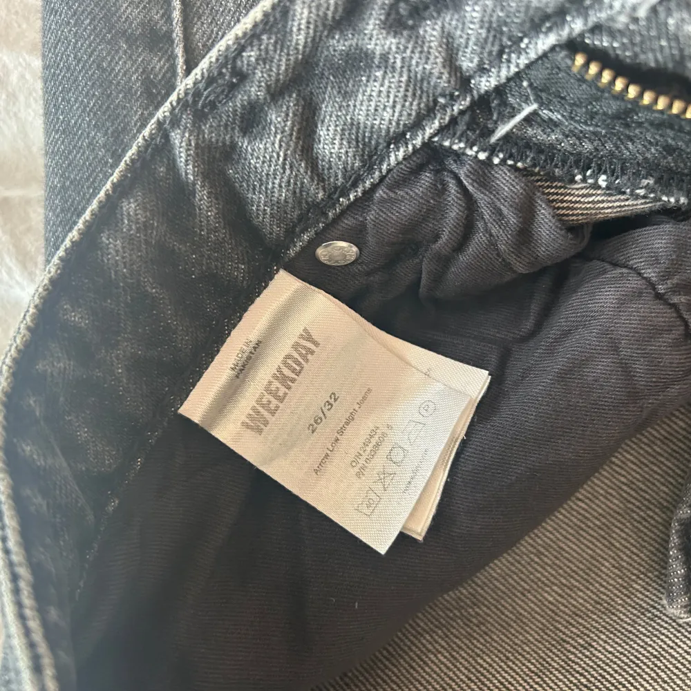 Säljer ett par svarta jeans från Weekday i storlek 28/32. Orginalpris är 590kr.. Jeans & Byxor.